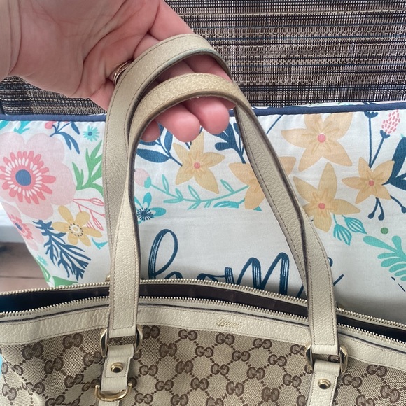 Gucci Handbag! Authentic - Picture 6 of 7